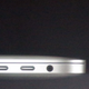 Ilustración para el artículo titulado El nuevo MacBook Pro sí que tiene puerto de auriculares porque el futuro del audio es paradójico